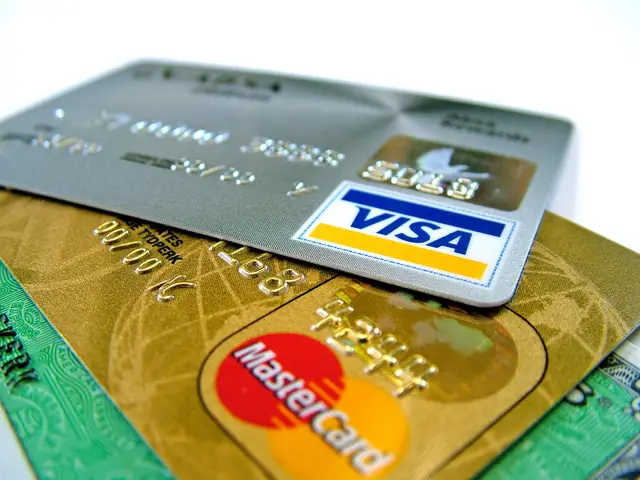 credit-card-gold-platinum-1512626-640x480