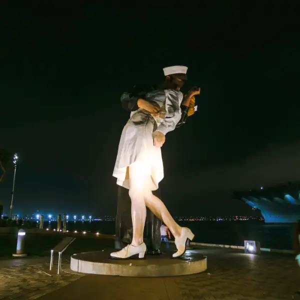 kissing statue in san diego